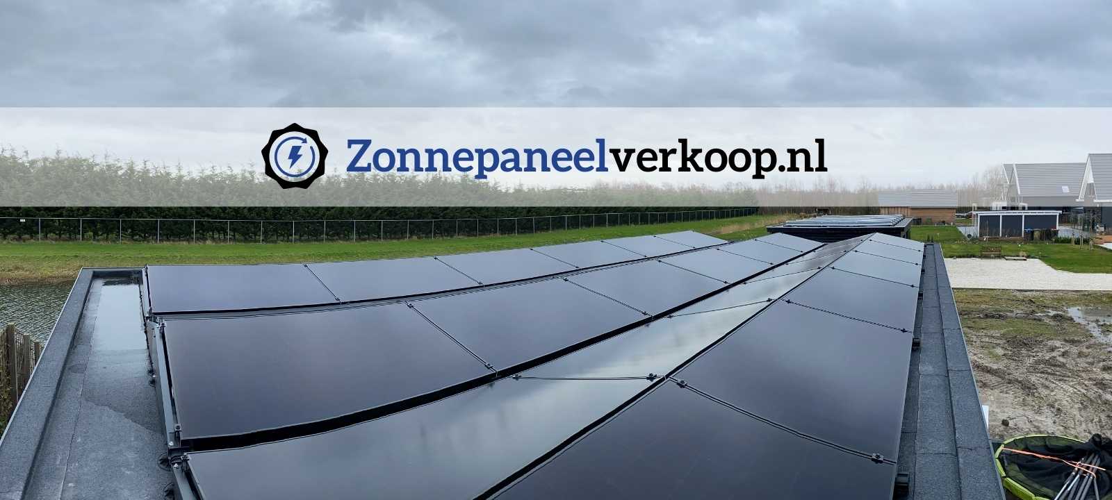 zwarte zonnepanelen overkapping